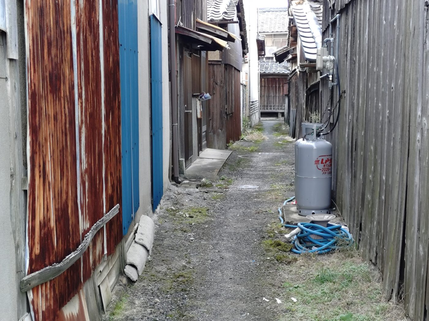 トタン塀に挟まれた、人ひとりが通れるほどの路地