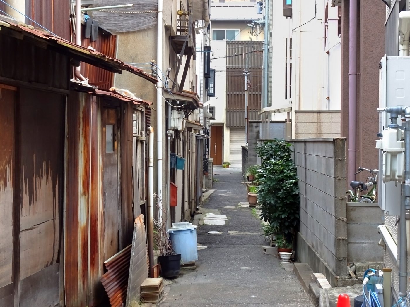 古い家の間に続く、行き止まりの路地