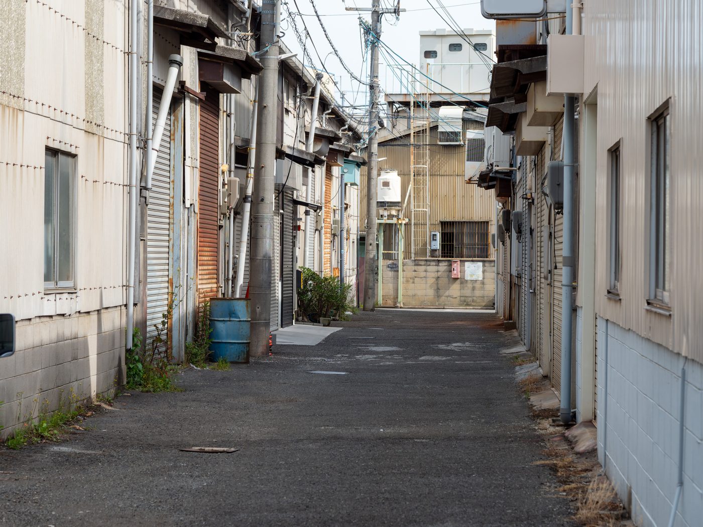 古い建物が両側に並ぶ細い道