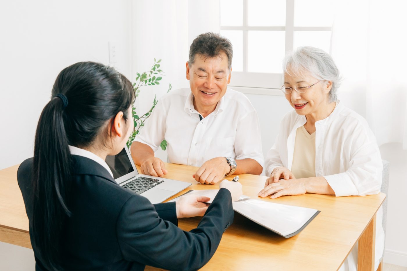 ご夫婦に書類を見せながら説明する担当者