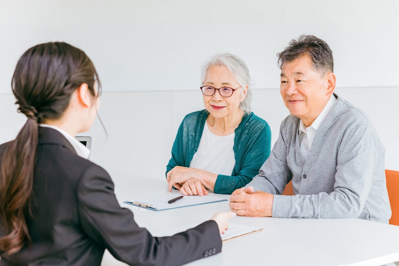 ご夫婦の話を聞きながらメモをとる担当者