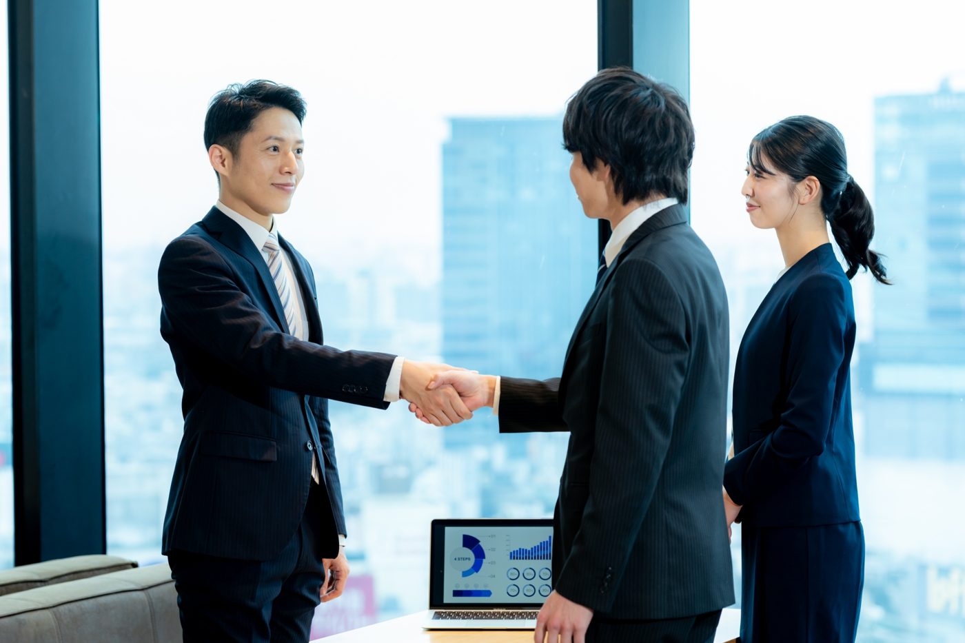 契約後に握手する担当者