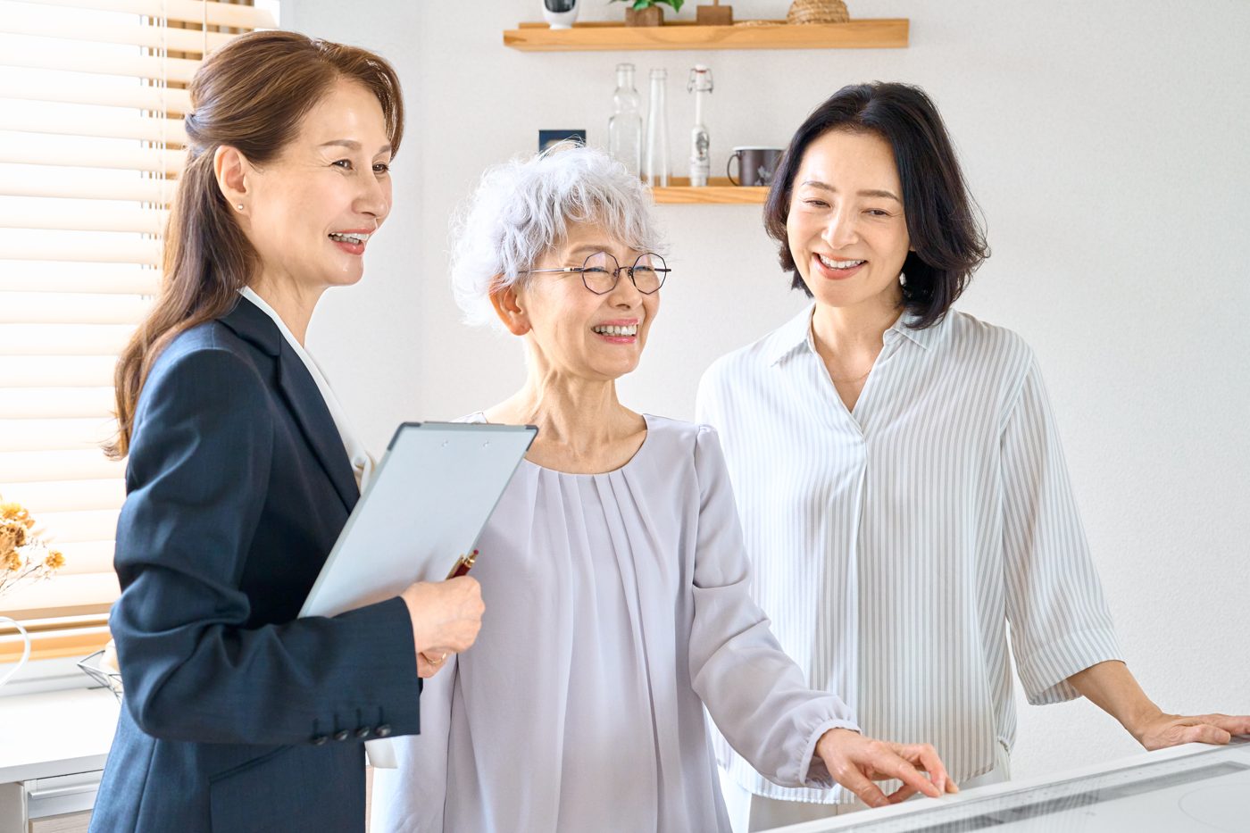 タブレットで説明を受ける母と娘