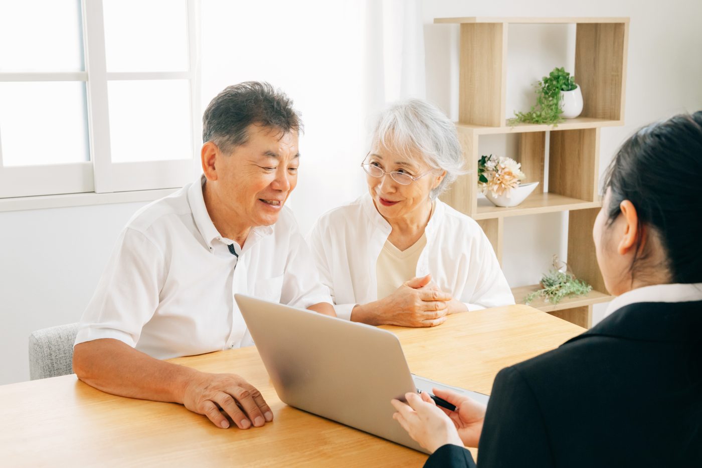 担当者の話を笑顔で聞く高齢のご夫婦
