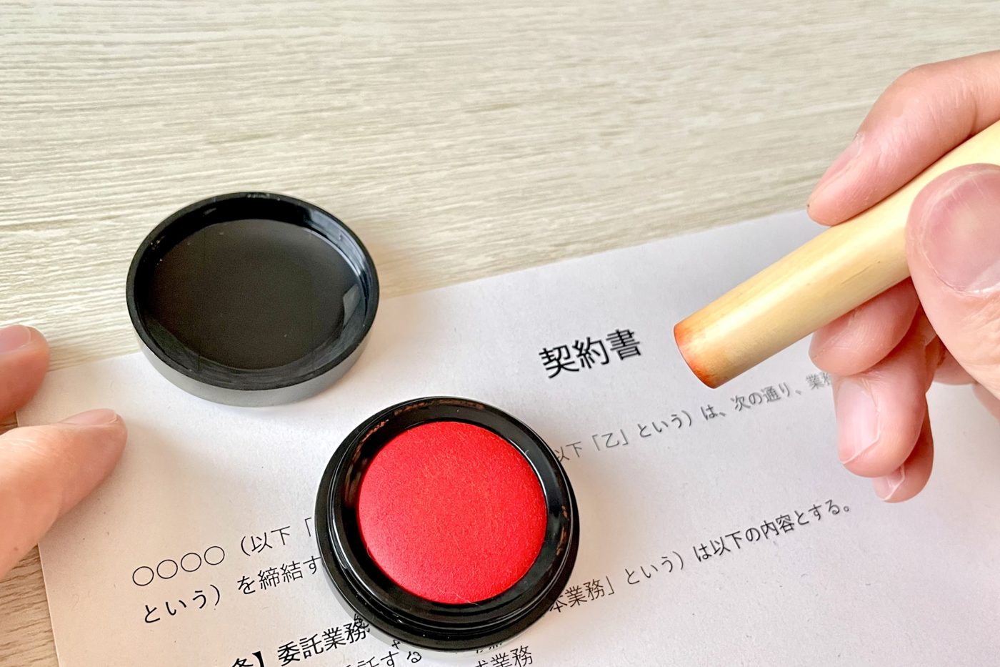 契約書に印鑑を押す手元