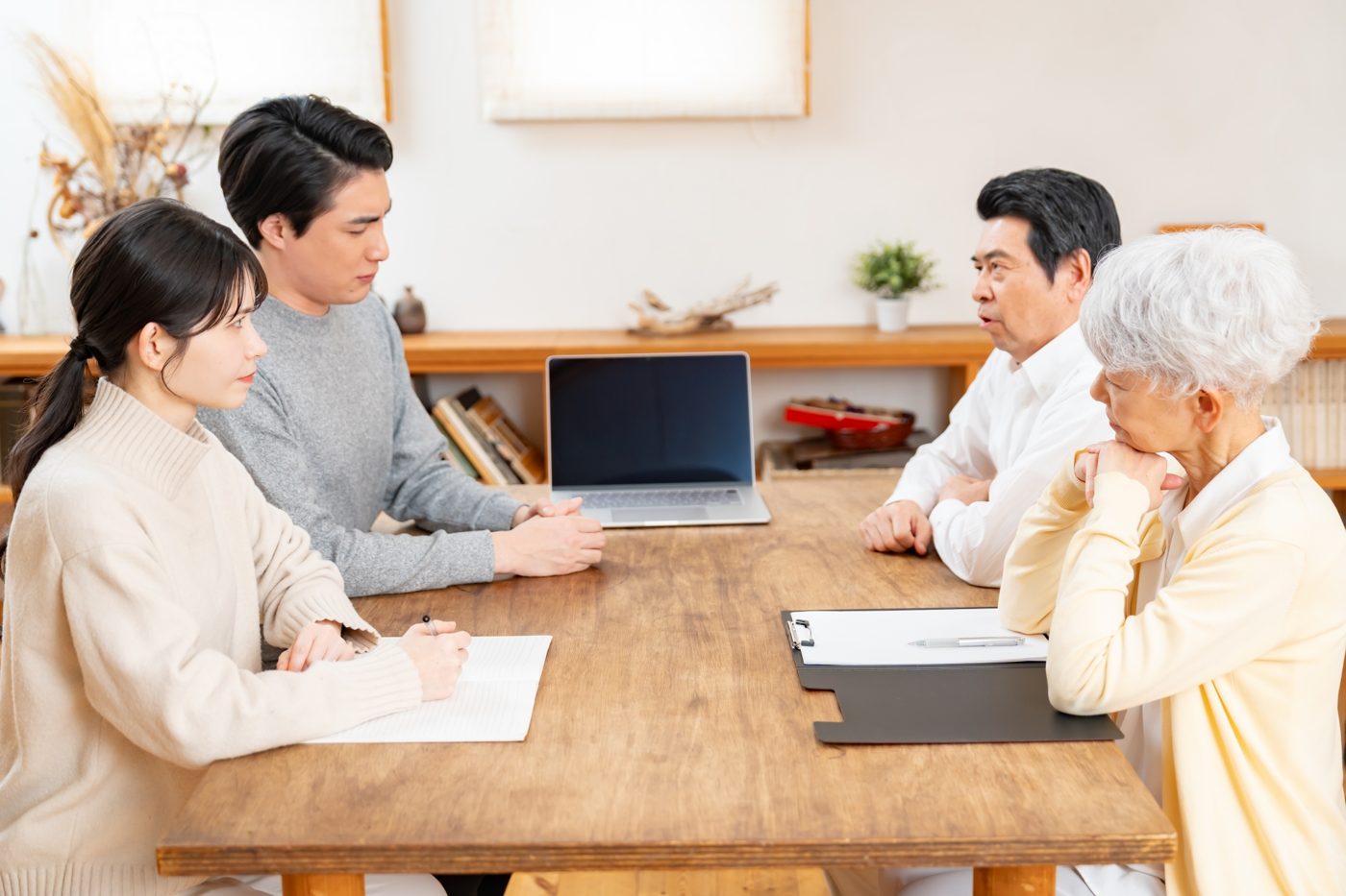 親子で相続について話し合う家族