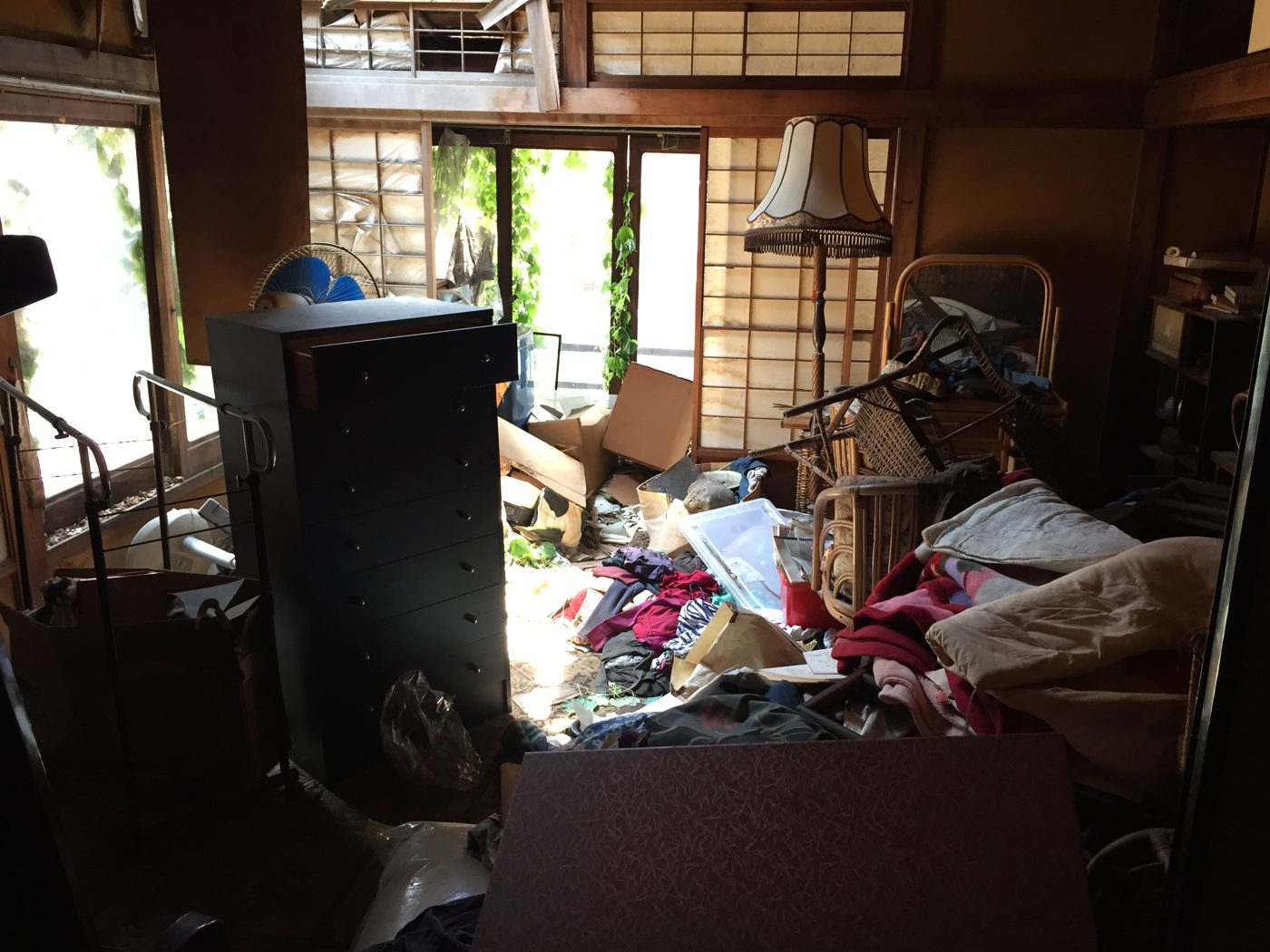 家財道具や衣類が床一面に残った和室